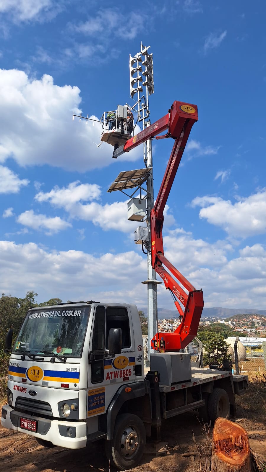 Instalação de equipamento em poste